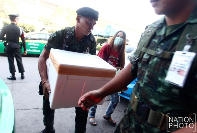 ทหารช่วยประชาชนยกข้าวของ ที่หมอชิต