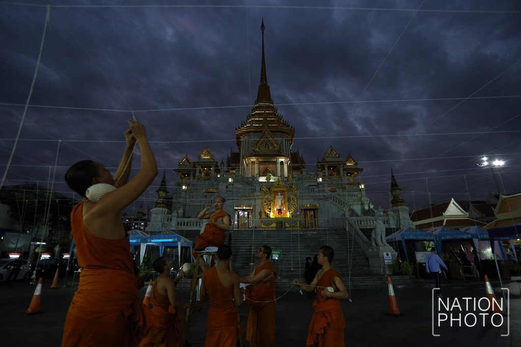 "วัดไตรมิตร" ผูกสายสิญจน์สำหรับสวดนพเคราะห์ พิธีสวดมนต์ข้ามปี พรุ่งนี้ "วัดไตรมิตร" ผูกสายสิญจน์สำหรับสวดนพเคราะห์ พิธีสวดมนต์ข้ามปี พรุ่งนี้