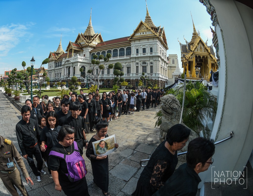 ภาพชุด พสกนิกรจำนวนมากทยอยไปสักการะพระบรมศพฯ แม้เป็นวันหยุดปีใหม่ ภาพชุด พสกนิกรจำนวนมากทยอยไปสักการะพระบรมศพฯ แม้เป็นวันหยุดปีใหม่