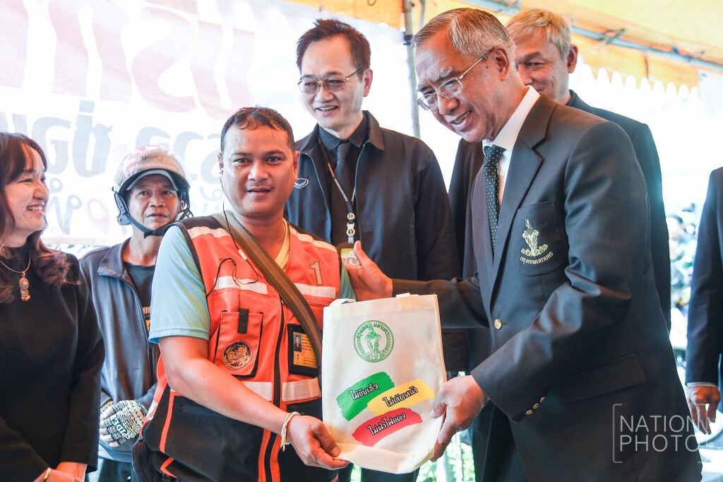 กทม.จัดรณรงค์ "เปิดไฟหน้ารถ ช่วยลดอุบัติเหตุช่วงเทศกาลปีใหม่ 2560" กทม.จัดรณรงค์ "เปิดไฟหน้ารถ ช่วยลดอุบัติเหตุช่วงเทศกาลปีใหม่ 2560"