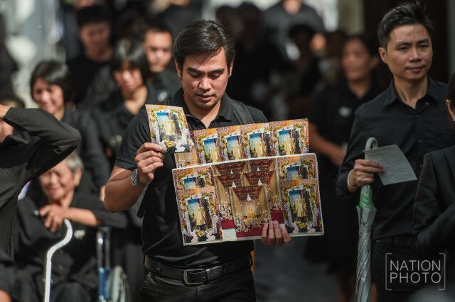 ภาพชุด พสกนิกรจำนวนมากทยอยไปสักการะพระบรมศพฯ แม้เป็นวันหยุดปีใหม่