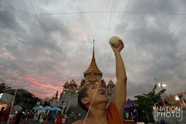 "วัดไตรมิตร" ผูกสายสิญจน์สำหรับสวดนพเคราะห์ พิธีสวดมนต์ข้ามปี พรุ่งนี้