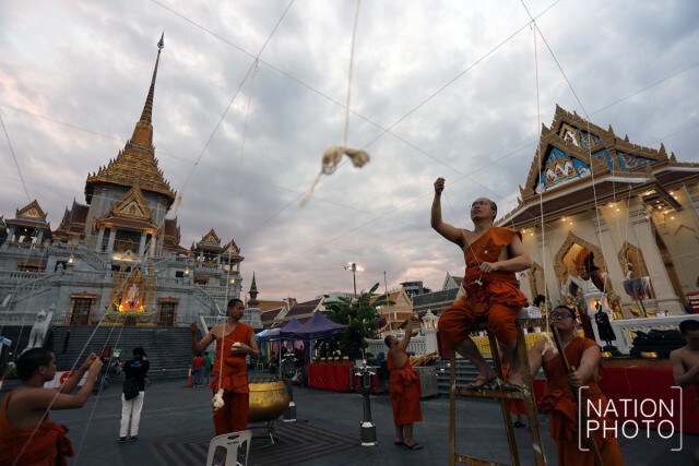 "วัดไตรมิตร" ผูกสายสิญจน์สำหรับสวดนพเคราะห์ พิธีสวดมนต์ข้ามปี พรุ่งนี้