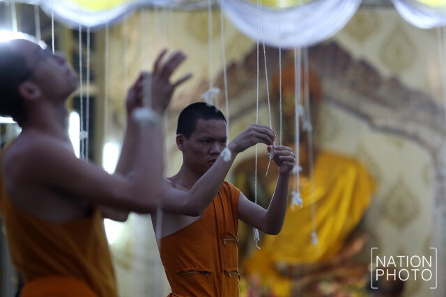 "วัดไตรมิตร" ผูกสายสิญจน์สำหรับสวดนพเคราะห์ พิธีสวดมนต์ข้ามปี พรุ่งนี้