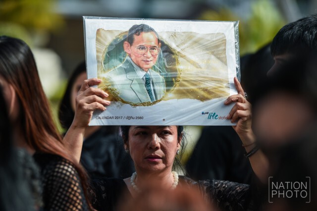 ภาพชุด พสกนิกรจำนวนมากทยอยไปสักการะพระบรมศพฯ แม้เป็นวันหยุดปีใหม่