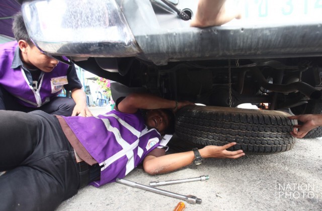 นศ.เทคนิคอยุธยา บริการตรวจเช็ครถเบื้องต้นให้ผู้ขับขี่-ผู้โดยสาร ช่วงปีใหม่
