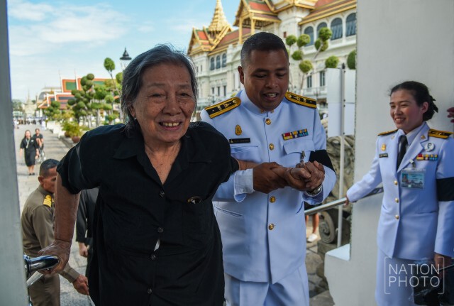 ภาพชุด พสกนิกรจำนวนมากทยอยไปสักการะพระบรมศพฯ แม้เป็นวันหยุดปีใหม่