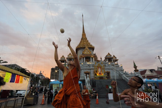 "วัดไตรมิตร" ผูกสายสิญจน์สำหรับสวดนพเคราะห์ พิธีสวดมนต์ข้ามปี พรุ่งนี้