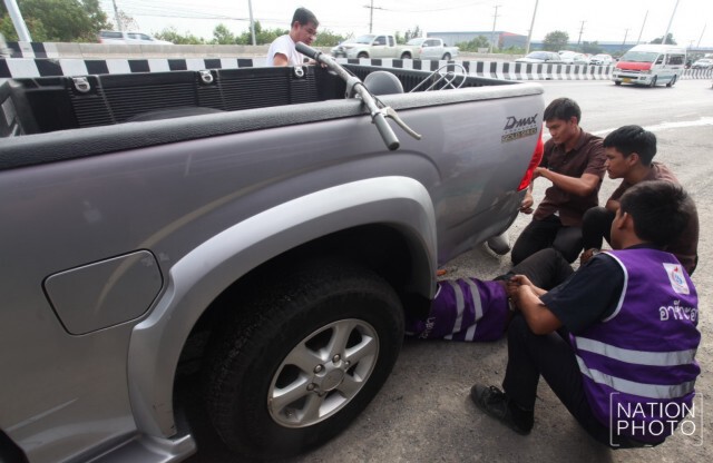 นศ.เทคนิคอยุธยา บริการตรวจเช็ครถเบื้องต้นให้ผู้ขับขี่-ผู้โดยสาร ช่วงปีใหม่