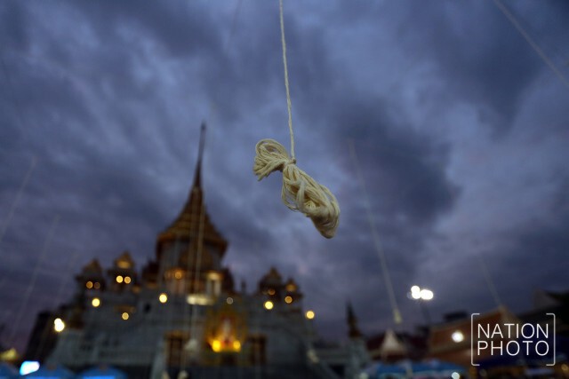 "วัดไตรมิตร" ผูกสายสิญจน์สำหรับสวดนพเคราะห์ พิธีสวดมนต์ข้ามปี พรุ่งนี้