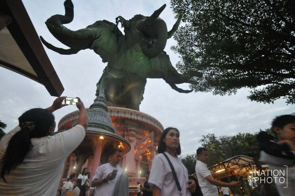 พิธีเจริญพระพุทธมนต์สวดมนต์ข้ามปี ที่พิพิธภัณฑ์ช้างเอราวัณ พิธีเจริญพระพุทธมนต์สวดมนต์ข้ามปี ที่พิพิธภัณฑ์ช้างเอราวัณ