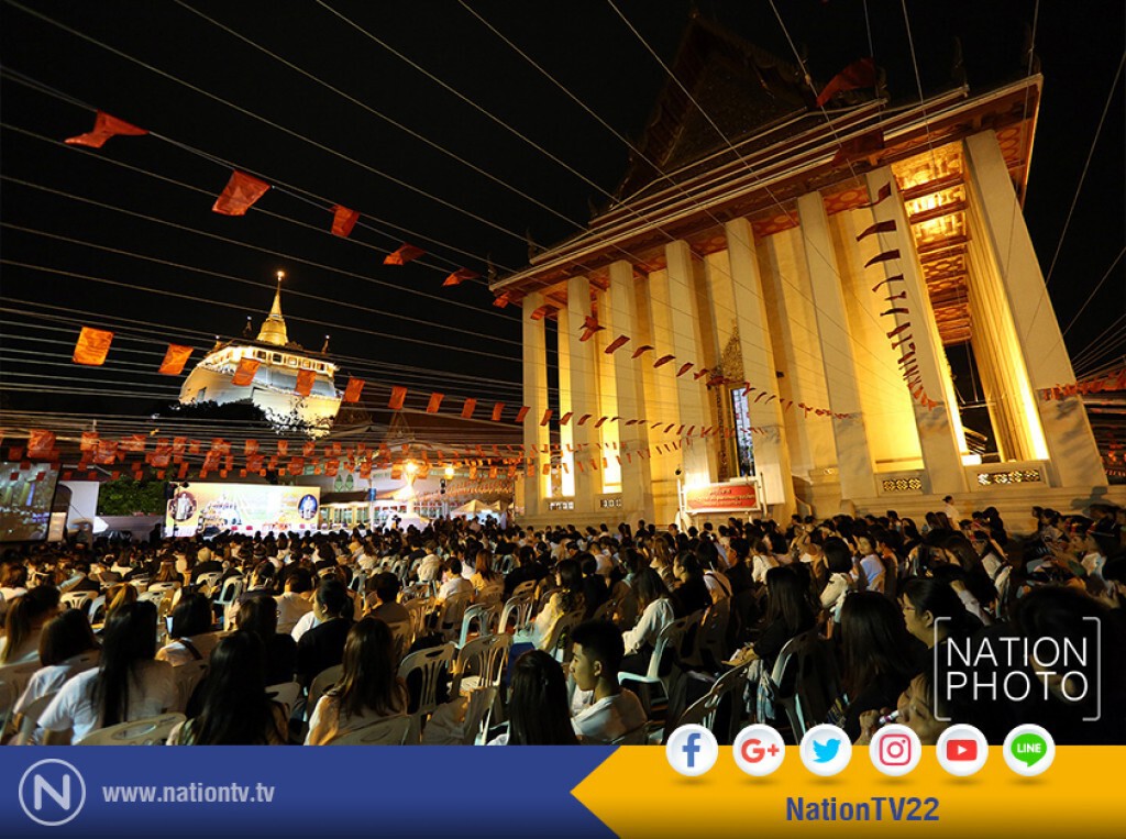 พุทธศาสนิกชนนั่งฟังธรรมเทศนา ภายในวัดสระเกศราชวรมหาวิหาร พุทธศาสนิกชนนั่งฟังธรรมเทศนา ภายในวัดสระเกศราชวรมหาวิหาร