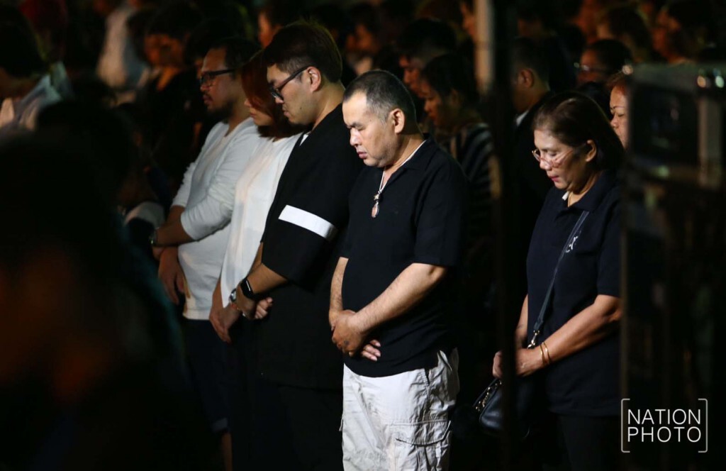 ประชาชนยืนสงบนิ่ง 89 วินาที ถวายความอาลัยในหลวง ร.๙ ที่ท้องสนามหลวง ประชาชนยืนสงบนิ่ง 89 วินาที ถวายความอาลัยในหลวง ร.๙ ที่ท้องสนามหลวง