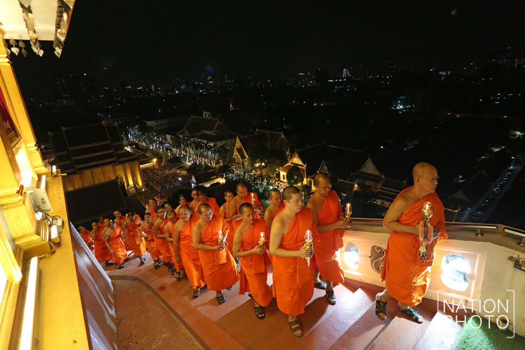 พิธีเวียนเทียนถวายเป็นพุทธบูชา พระบรมสารีริกธาตุ บนยอดบรมบรรพต ภูเขาทอง พิธีเวียนเทียนถวายเป็นพุทธบูชา พระบรมสารีริกธาตุ บนยอดบรมบรรพต ภูเขาทอง