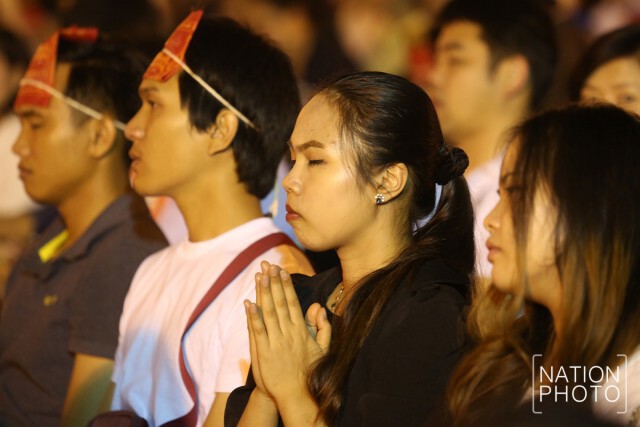พุทธศาสนิกชนนั่งฟังธรรมเทศนา ภายในวัดสระเกศราชวรมหาวิหาร