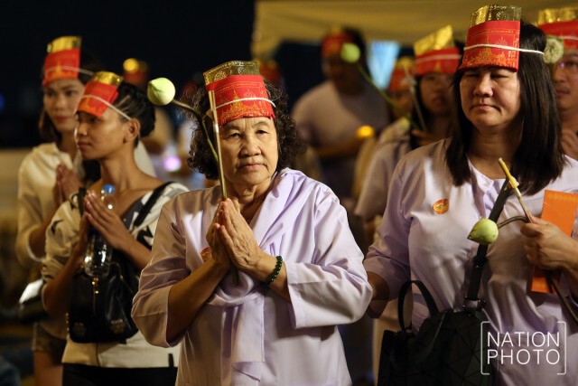 พิธีเวียนเทียนถวายเป็นพุทธบูชา พระบรมสารีริกธาตุ บนยอดบรมบรรพต ภูเขาทอง
