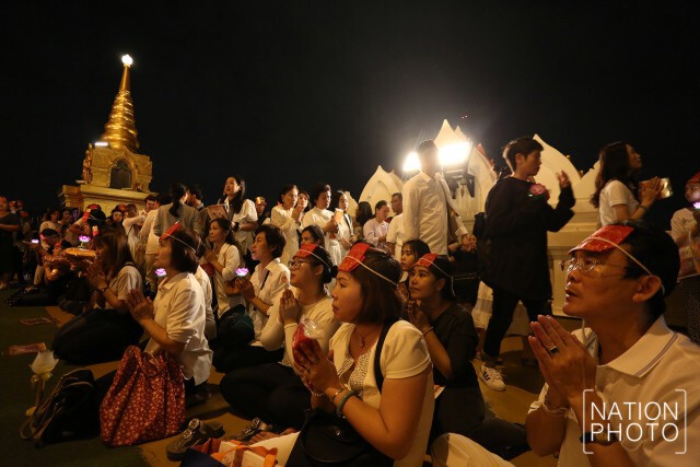 พิธีเวียนเทียนถวายเป็นพุทธบูชา พระบรมสารีริกธาตุ บนยอดบรมบรรพต ภูเขาทอง