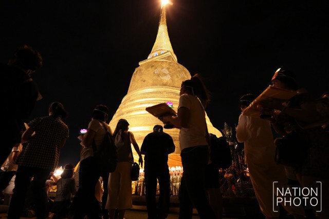 พิธีเวียนเทียนถวายเป็นพุทธบูชา พระบรมสารีริกธาตุ บนยอดบรมบรรพต ภูเขาทอง