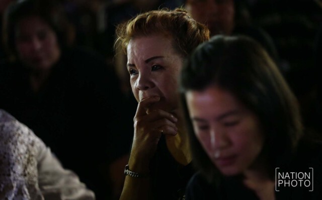 ประชาชนยืนสงบนิ่ง 89 วินาที ถวายความอาลัยในหลวง ร.๙ ที่ท้องสนามหลวง