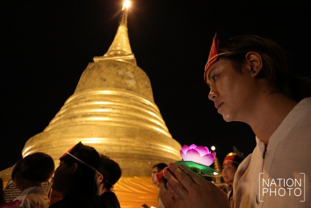 พิธีเวียนเทียนถวายเป็นพุทธบูชา พระบรมสารีริกธาตุ บนยอดบรมบรรพต ภูเขาทอง