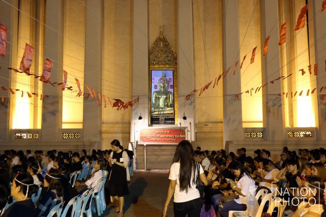 พุทธศาสนิกชนนั่งฟังธรรมเทศนา ภายในวัดสระเกศราชวรมหาวิหาร
