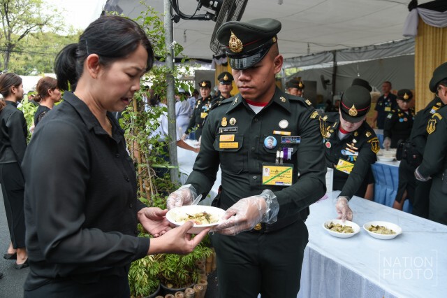 สมเด็จพระเจ้าอยู่หัว โปรดเกล้าฯ พระราชทานอาหารแก่ประชาชนในวันสิ้นปี59