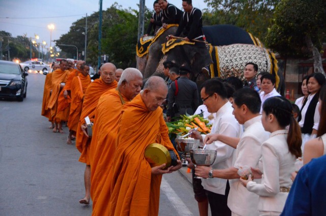 พ่อเมืองกรุงเก่าแต่งไทยใส่บาตรอยุธยามหามงคล