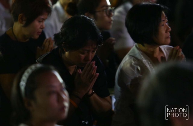 ประชาชนยืนสงบนิ่ง 89 วินาที ถวายความอาลัยในหลวง ร.๙ ที่ท้องสนามหลวง