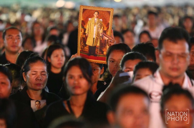 ประชาชนยืนสงบนิ่ง 89 วินาที ถวายความอาลัยในหลวง ร.๙ ที่ท้องสนามหลวง