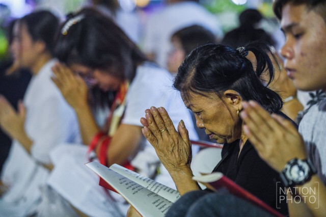 ร่วมสวดมนต์ข้ามปี ที่วัดอรุณฯ