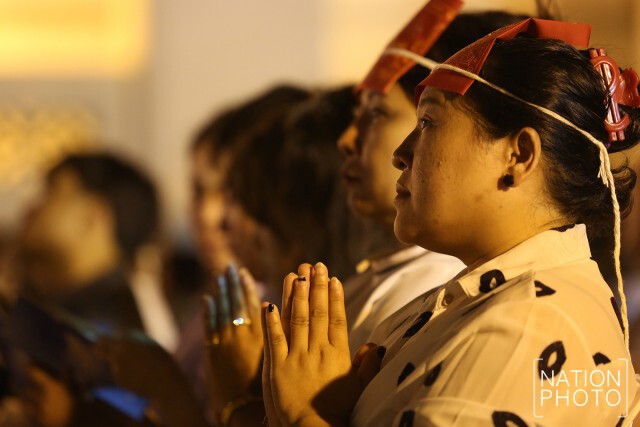 พุทธศาสนิกชนนั่งฟังธรรมเทศนา ภายในวัดสระเกศราชวรมหาวิหาร
