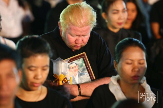 ประชาชนยืนสงบนิ่ง 89 วินาที ถวายความอาลัยในหลวง ร.๙ ที่ท้องสนามหลวง