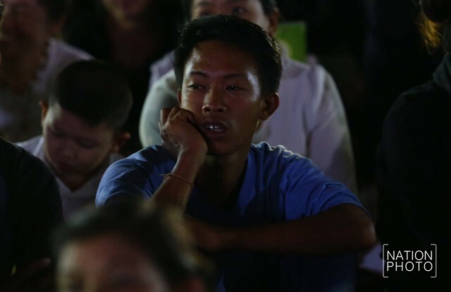 ประชาชนยืนสงบนิ่ง 89 วินาที ถวายความอาลัยในหลวง ร.๙ ที่ท้องสนามหลวง