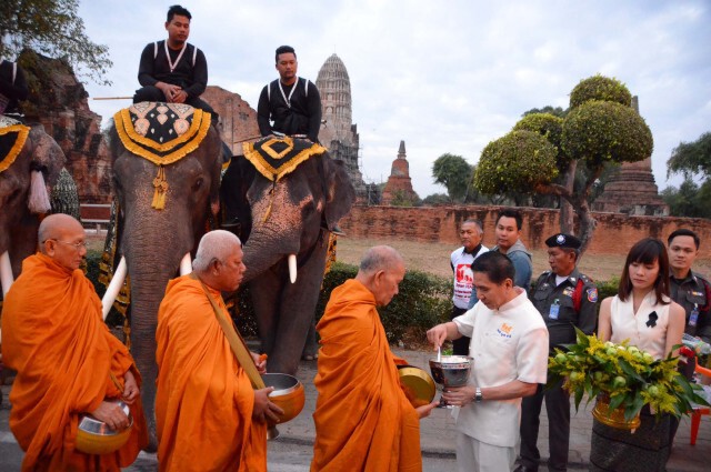 พ่อเมืองกรุงเก่าแต่งไทยใส่บาตรอยุธยามหามงคล