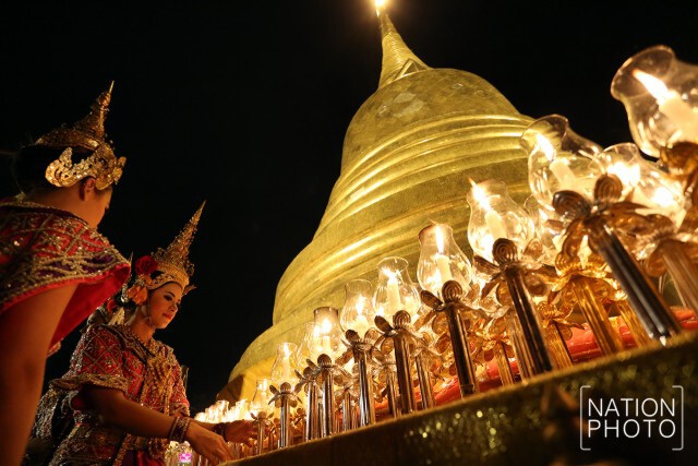 พิธีเวียนเทียนถวายเป็นพุทธบูชา พระบรมสารีริกธาตุ บนยอดบรมบรรพต ภูเขาทอง
