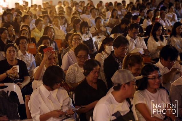 พุทธศาสนิกชนนั่งฟังธรรมเทศนา ภายในวัดสระเกศราชวรมหาวิหาร