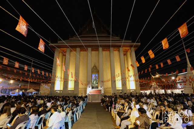 พุทธศาสนิกชนนั่งฟังธรรมเทศนา ภายในวัดสระเกศราชวรมหาวิหาร
