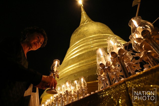 พิธีเวียนเทียนถวายเป็นพุทธบูชา พระบรมสารีริกธาตุ บนยอดบรมบรรพต ภูเขาทอง
