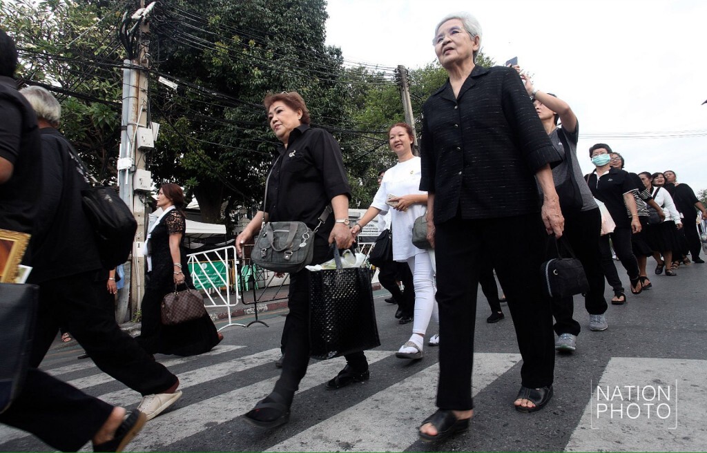 ประชาชนเดินทางลงนามถวายพระพร "ในหลวง ร.๑๐" เนื่องในวันขึ้นปีใหม่ ประชาชนเดินทางลงนามถวายพระพร "ในหลวง ร.๑๐" เนื่องในวันขึ้นปีใหม่