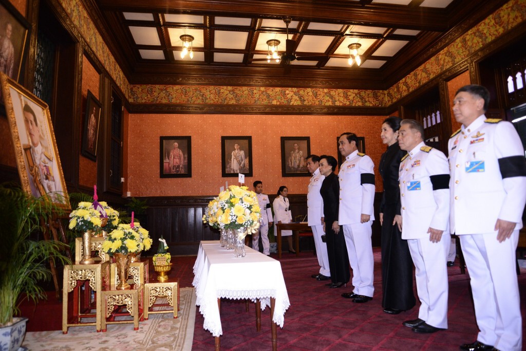 "นายกฯ-ครม."ลงนามถวายพระพร สมเด็จพระเจ้าอยู่หัว เนื่องในวันขึ้นปีใหม่ 2560 "นายกฯ-ครม."ลงนามถวายพระพร สมเด็จพระเจ้าอยู่หัว เนื่องในวันขึ้นปีใหม่ 2560