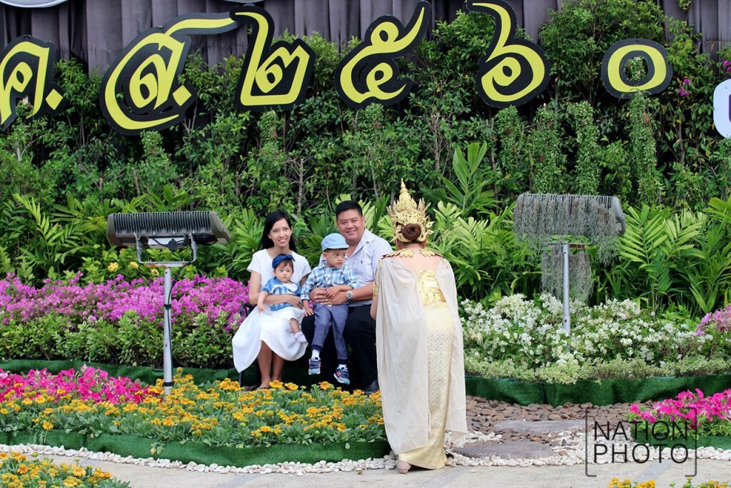 ประชาชน มาถ่ายรูปซุ้มประตู หน้าศาลาว่าการ กทม. เนื่องวันปีใหม่2560 ประชาชน มาถ่ายรูปซุ้มประตู หน้าศาลาว่าการ กทม. เนื่องวันปีใหม่2560