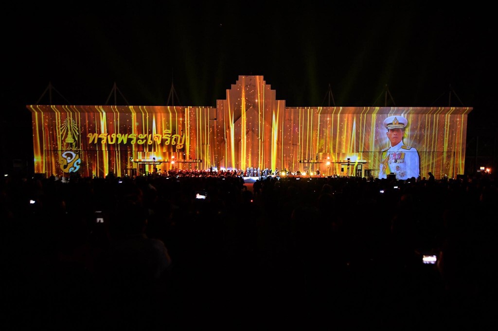 พสกนิกรชาวบุรีรัมย์ ส่งท้ายปี 2559 ร่วมงาน "ลูกของพ่อ" คับคั่ง