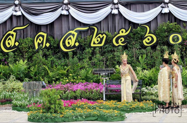ประชาชน มาถ่ายรูปซุ้มประตู หน้าศาลาว่าการ กทม. เนื่องวันปีใหม่2560
