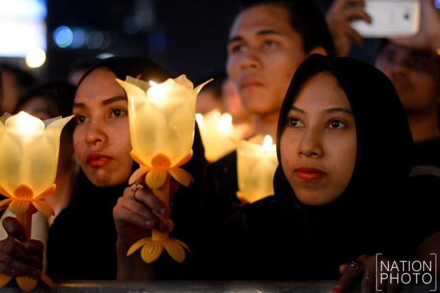 ประชาชนร่วมจุดเทียน ที่ลานหน้าเซ็นทรัล เวิลด์