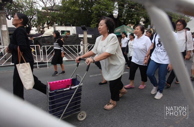 ประชาชนเดินทางลงนามถวายพระพร "ในหลวง ร.๑๐" เนื่องในวันขึ้นปีใหม่
