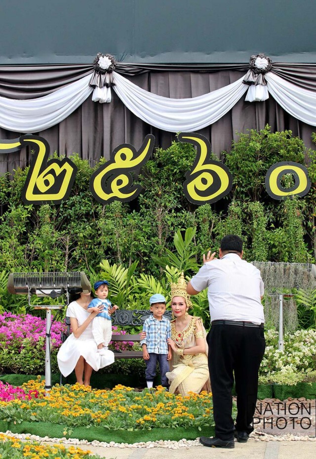 ประชาชน มาถ่ายรูปซุ้มประตู หน้าศาลาว่าการ กทม. เนื่องวันปีใหม่2560
