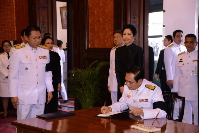 "นายกฯ-ครม."ลงนามถวายพระพร สมเด็จพระเจ้าอยู่หัว เนื่องในวันขึ้นปีใหม่ 2560