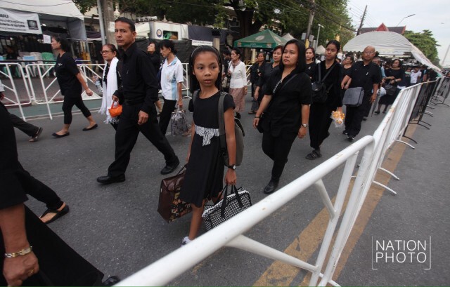 ประชาชนเดินทางลงนามถวายพระพร "ในหลวง ร.๑๐" เนื่องในวันขึ้นปีใหม่