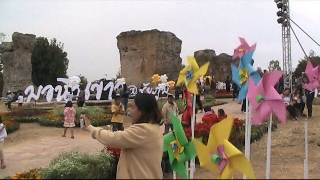 ปชช.แห่เที่ยว "เขามอหินขาว" สโตนเฮนจ์เมืองไทย เนื่องวันปีใหม่