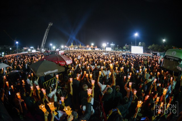 ประชาชนร่วมจุดเทียน คืนวันสิ้นปี ที่สนามหลวง
